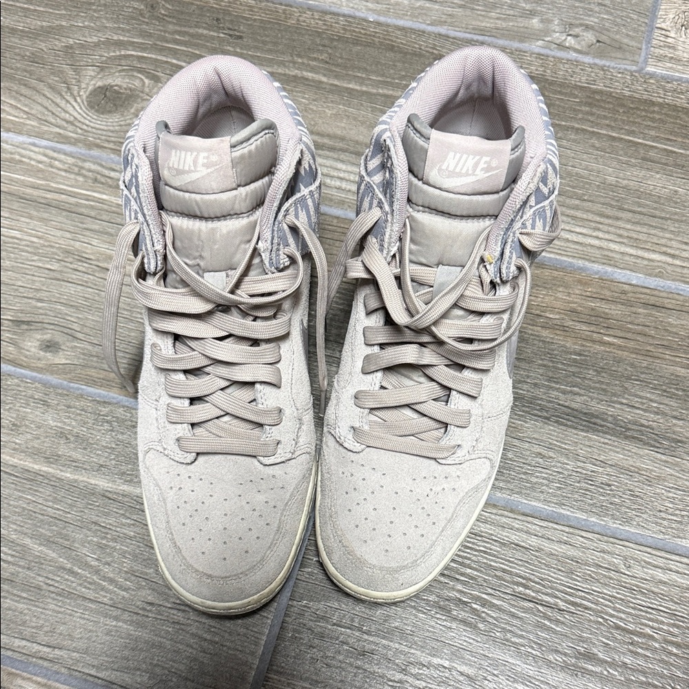 Nike High-Top Sneakers in Light Beige and Patterned Gray